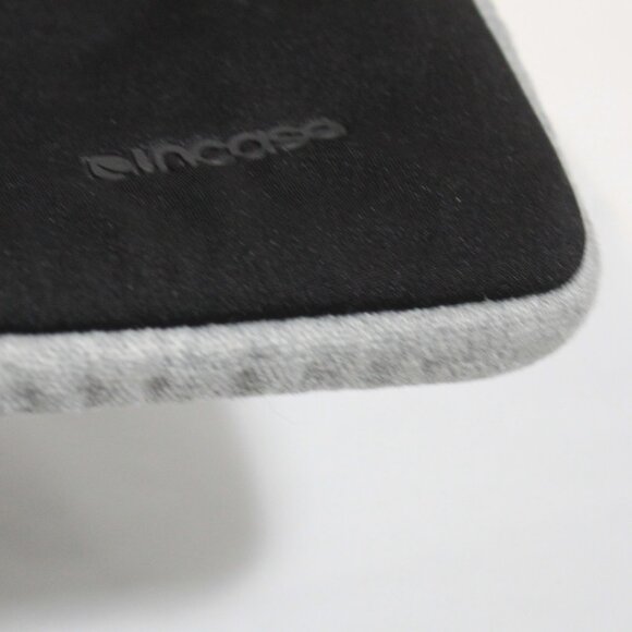 Incase Black Zipper Laptop Ipad Computer Soft Protective Sleeve - Picture 3 of 6